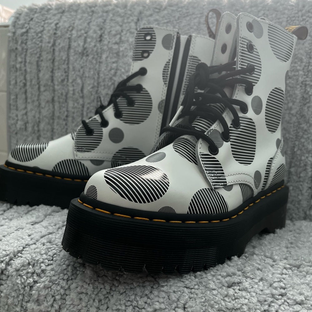 New and never worn Dr. Martens! Limited edition print!